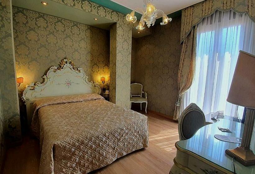 Superior Room, Carlton on The Grand Canal