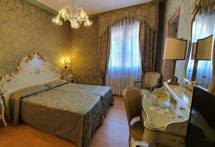 غرفة سوبيريور, Carlton on The Grand Canal