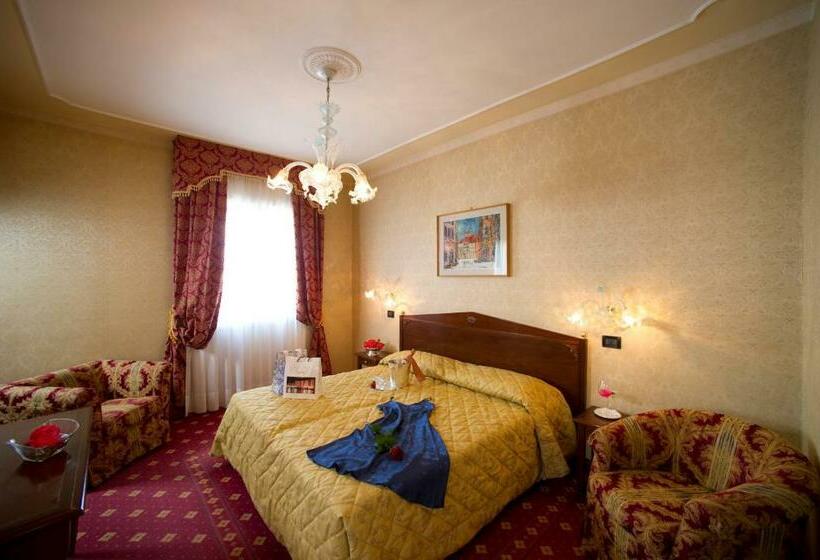 Classic Room, Carlton on The Grand Canal