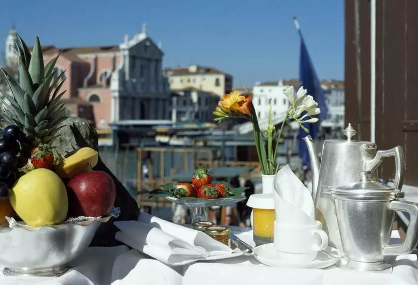 اتاق سوپریور با چشم‌انداز, Carlton on The Grand Canal