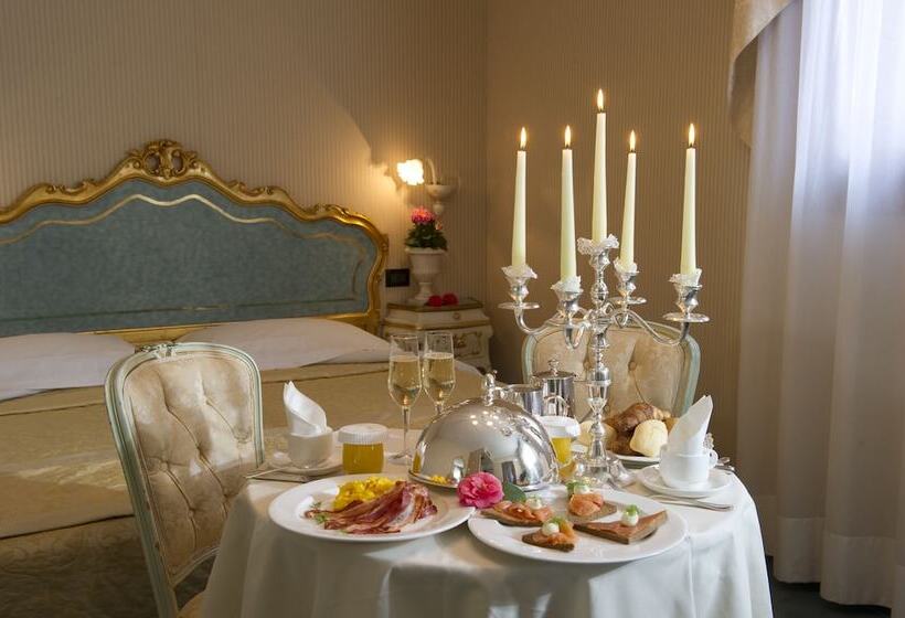 Classic Room, Carlton on The Grand Canal