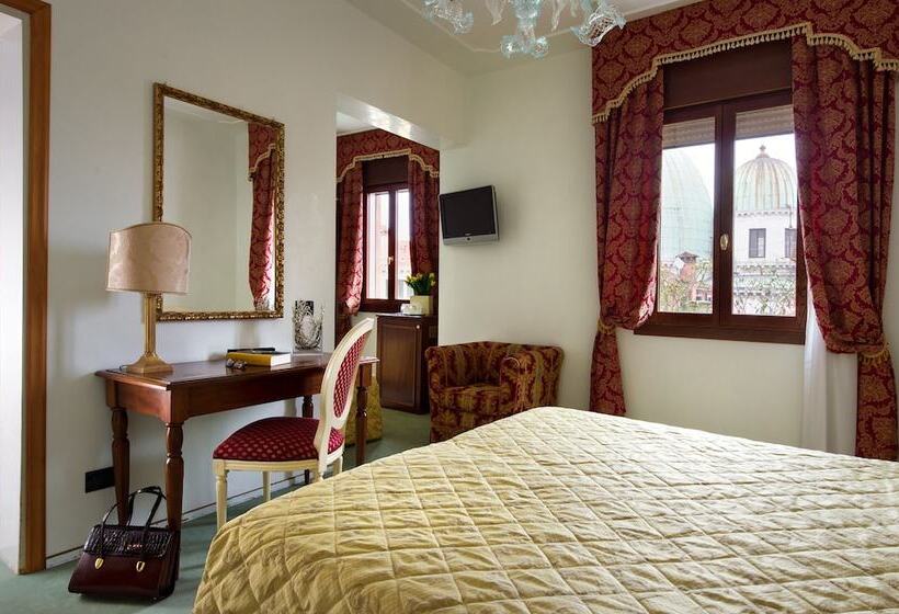 Classic Room, Carlton on The Grand Canal