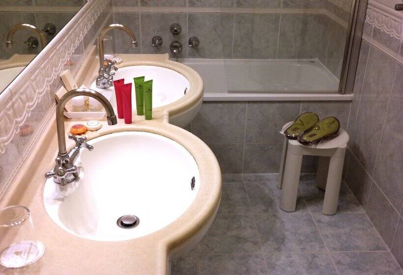 Classic Room, Carlton on The Grand Canal