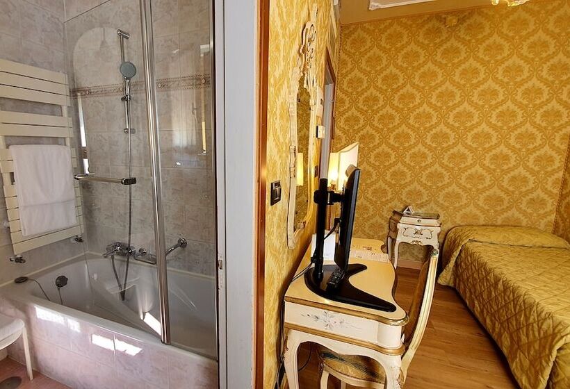 Classic Room, Carlton on The Grand Canal