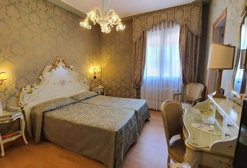اتاق کلاسیک, Carlton on The Grand Canal