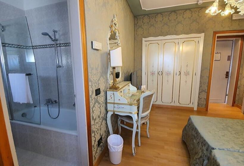 Classic Room, Carlton on The Grand Canal