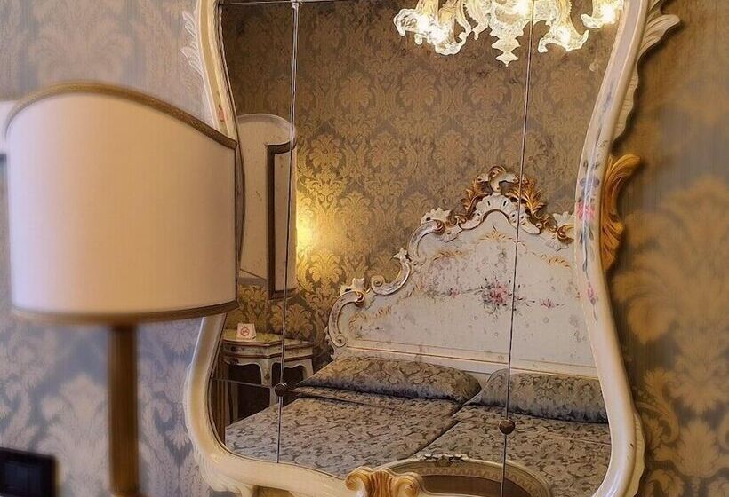 Classic Room, Carlton on The Grand Canal