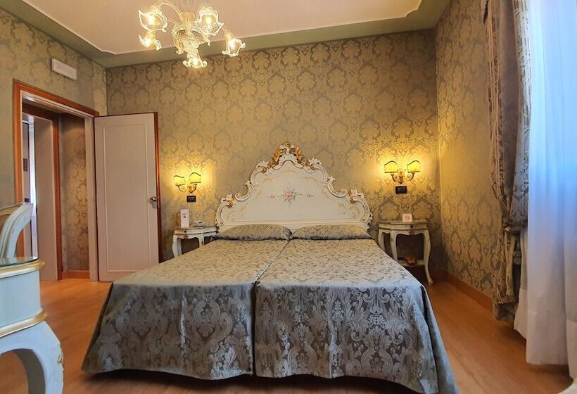 Classic Room, Carlton on The Grand Canal
