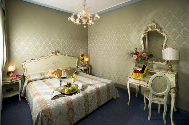 Classic Room, Carlton on The Grand Canal