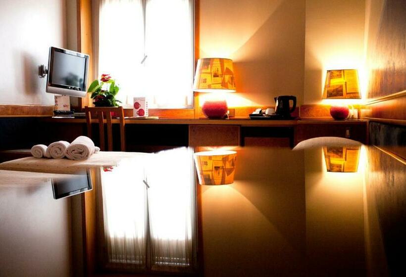 غرفة قياسية, Diplomatic