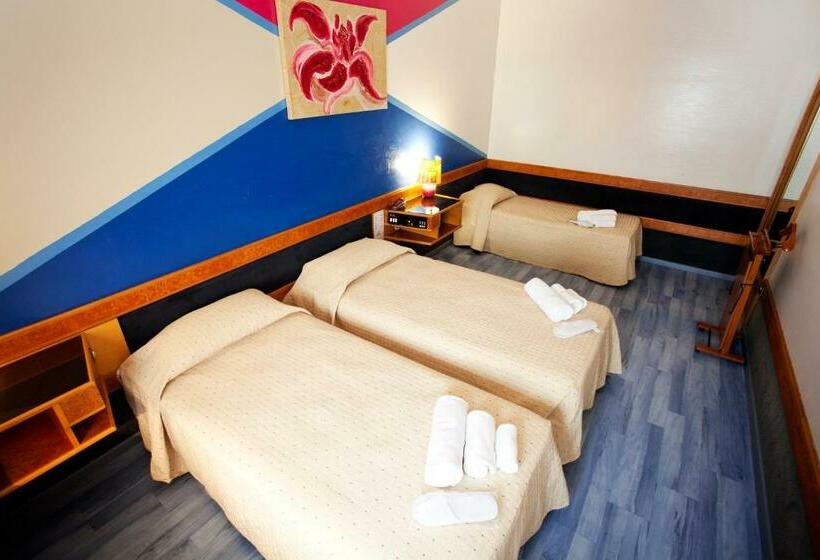 غرفة قياسية ثلاثية, Diplomatic