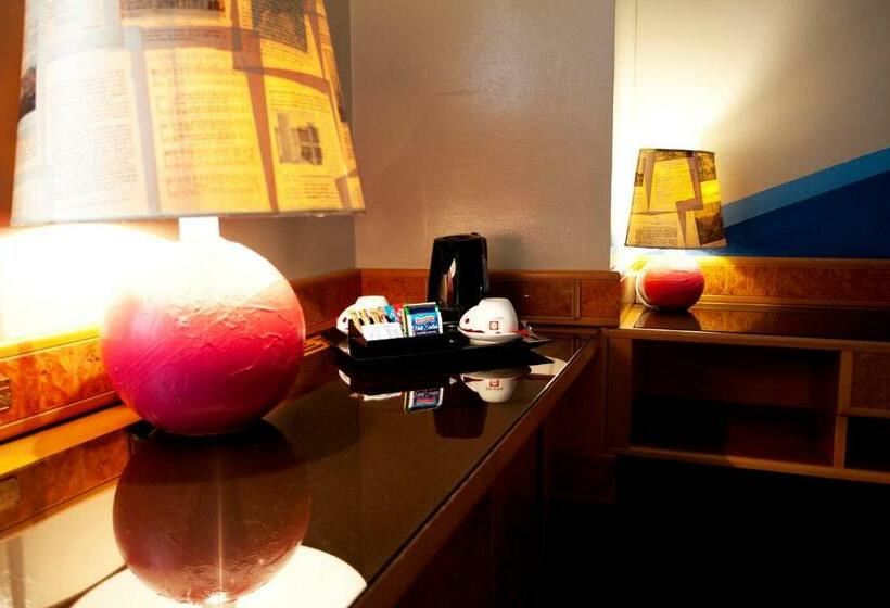 غرفة قياسية ثلاثية, Diplomatic