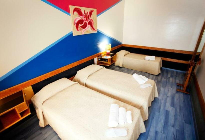 غرفة قياسية ثلاثية, Diplomatic