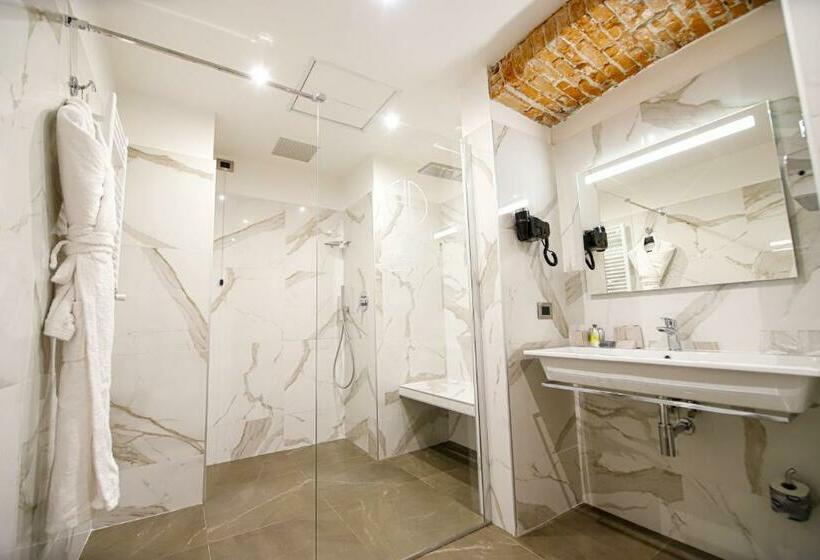 جناح جونيور, Diplomatic