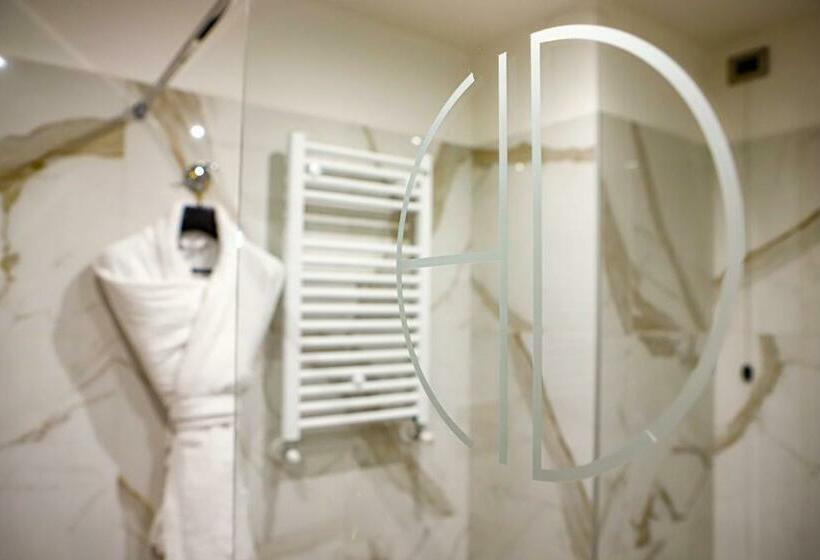 جناح جونيور, Diplomatic