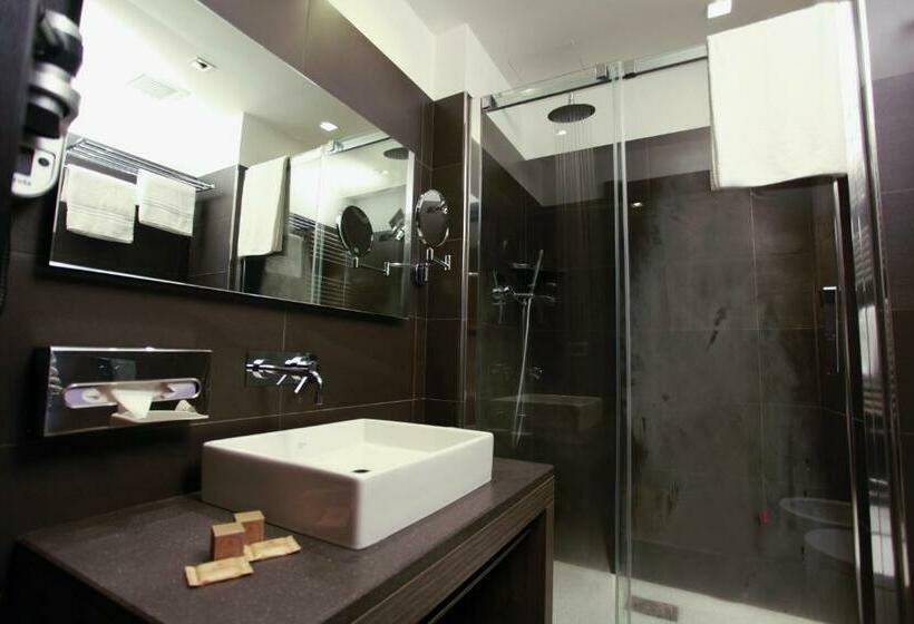 جناح جونيور, Diplomatic