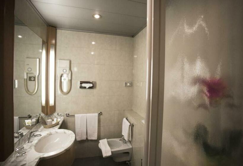 غرفة قياسية رباعية, Diplomatic