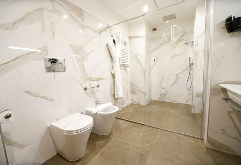 غرفة سوبيريور, Diplomatic