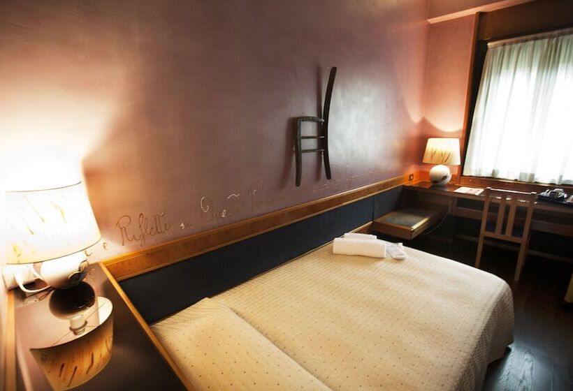 غرفة قياسية فردية, Diplomatic