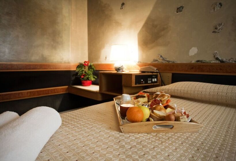 غرفة قياسية ثلاثية, Diplomatic