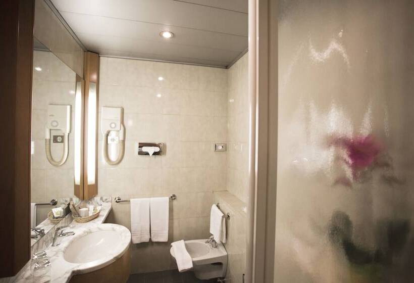 غرفة قياسية رباعية, Diplomatic