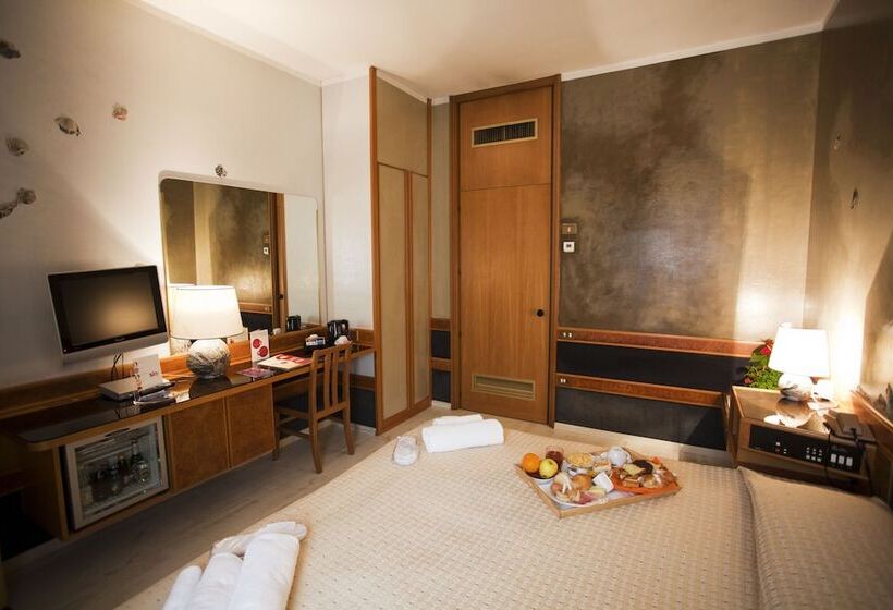 غرفة قياسية رباعية, Diplomatic