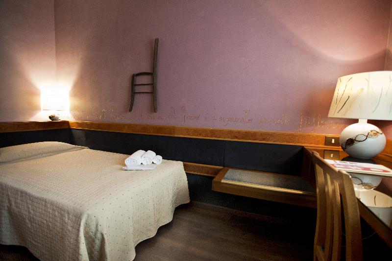 غرفة قياسية فردية, Diplomatic