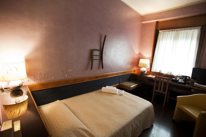 غرفة قياسية فردية, Diplomatic