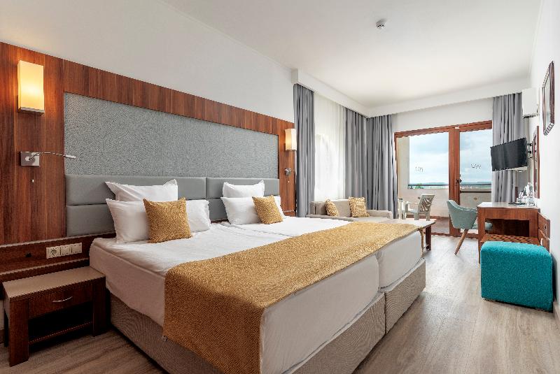 غرفة قياسية ثلاثية, Diplomatic