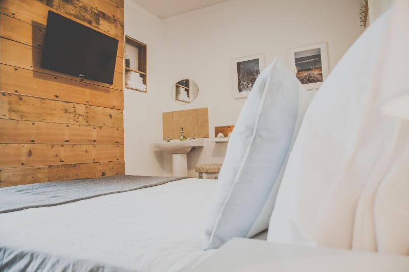 جناح جونيور, Diplomatic