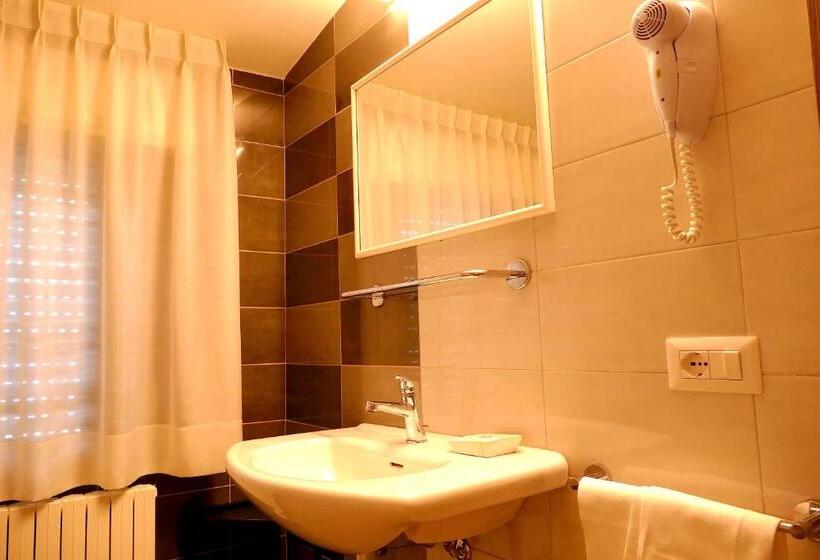 スタンダードトリプルルーム, Désirée