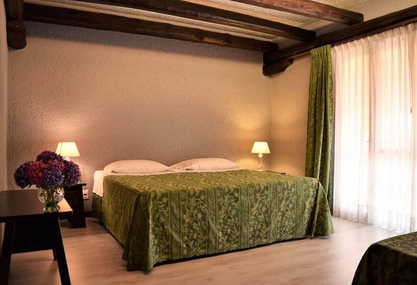 חדר סטנדרט לשלושה, El Rustego