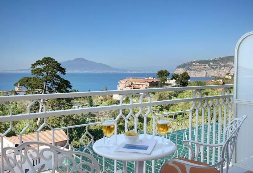 اتاق پرمیوم با چشم‌انداز دریا, Grand Hotel De La Ville