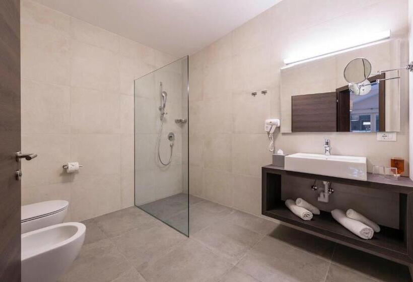 デラックスルーム, Lisetta