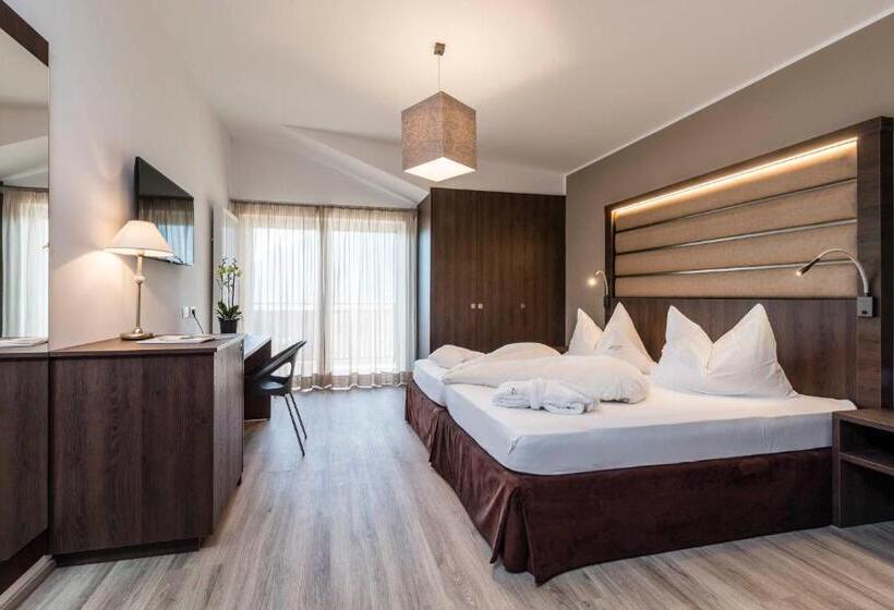 デラックスルーム, Lisetta