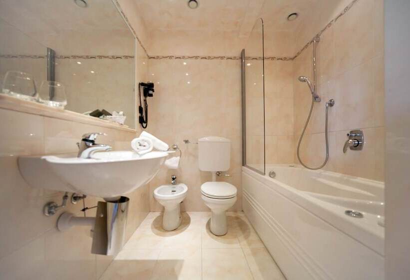 غرفة قياسية مطلّة علي حمام السباحة, Nyala Suite Hotel Sanremo