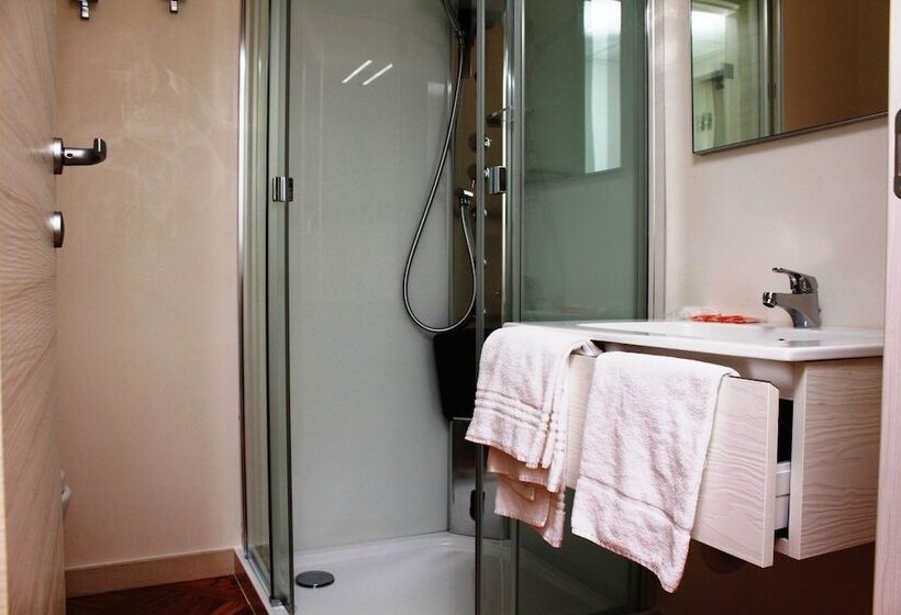 חדר סטנדרט לשלושה, Posta 77