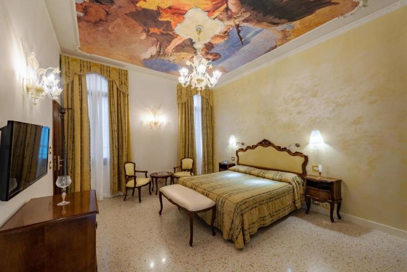 اتاق لوکس, Scandinavia   Relais