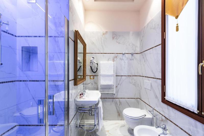 اتاق لوکس, Scandinavia   Relais