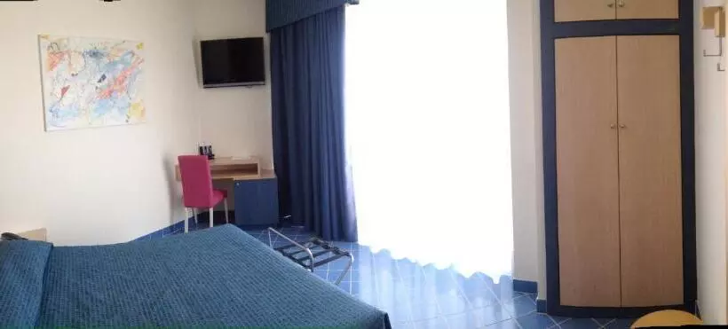 اتاق خانوادگی با چشم‌انداز دریا, Torre Del Sole