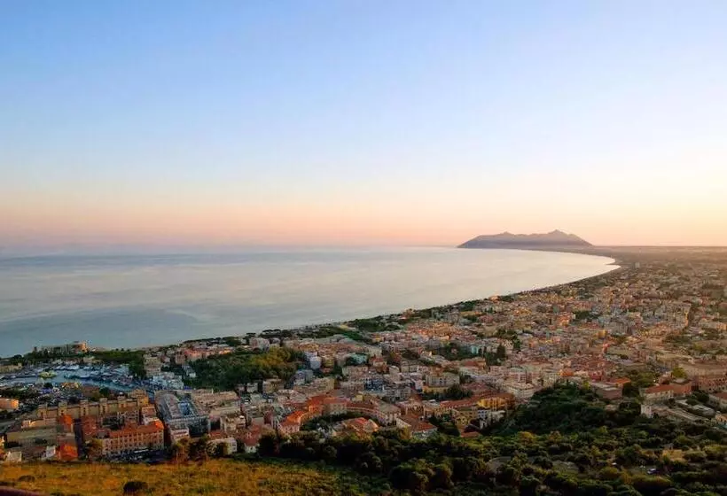 اتاق خانوادگی با چشم‌انداز دریا, Torre Del Sole