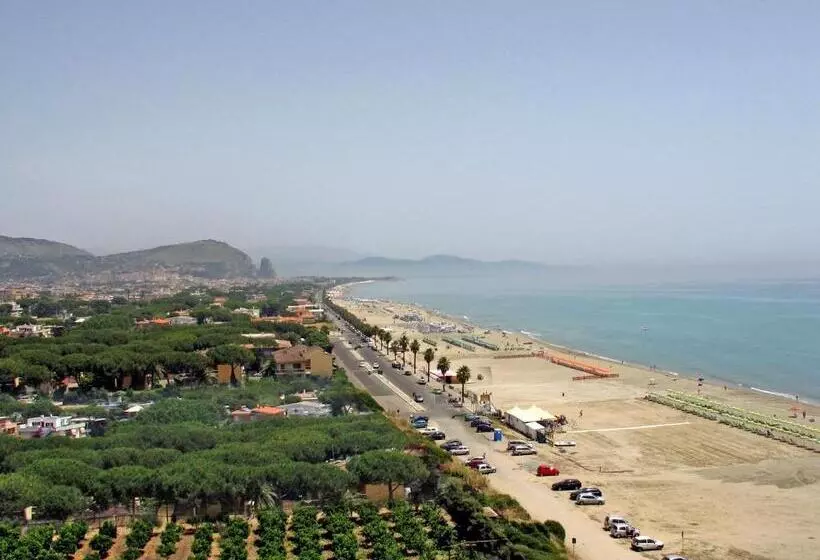 اتاق خانوادگی با چشم‌انداز دریا, Torre Del Sole