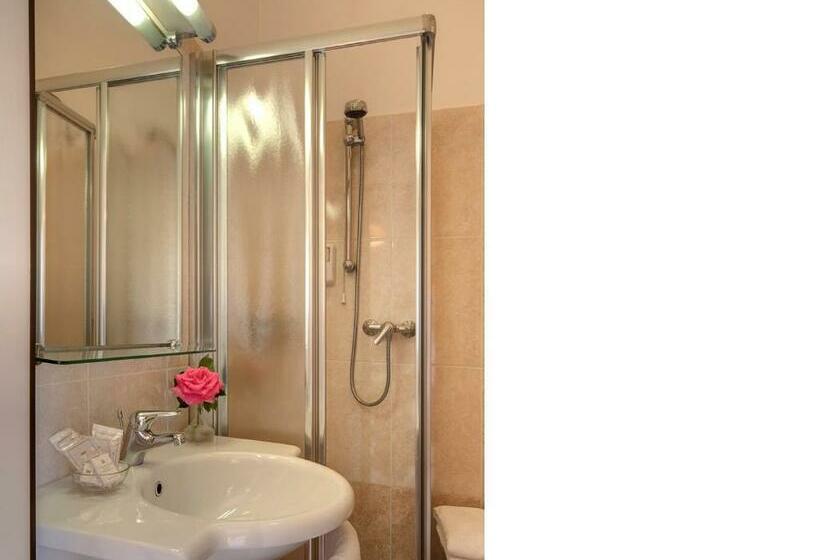 스탠다드 룸, Tritone