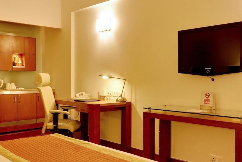 Номер Deluxe, The Suryaa  New Delhi