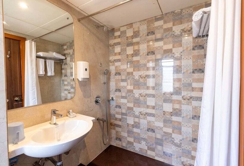 חדר סטנדרט יחיד, West End