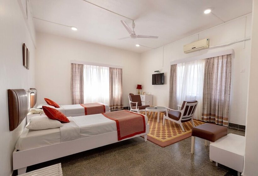 חדר אקזקיוטיב, West End