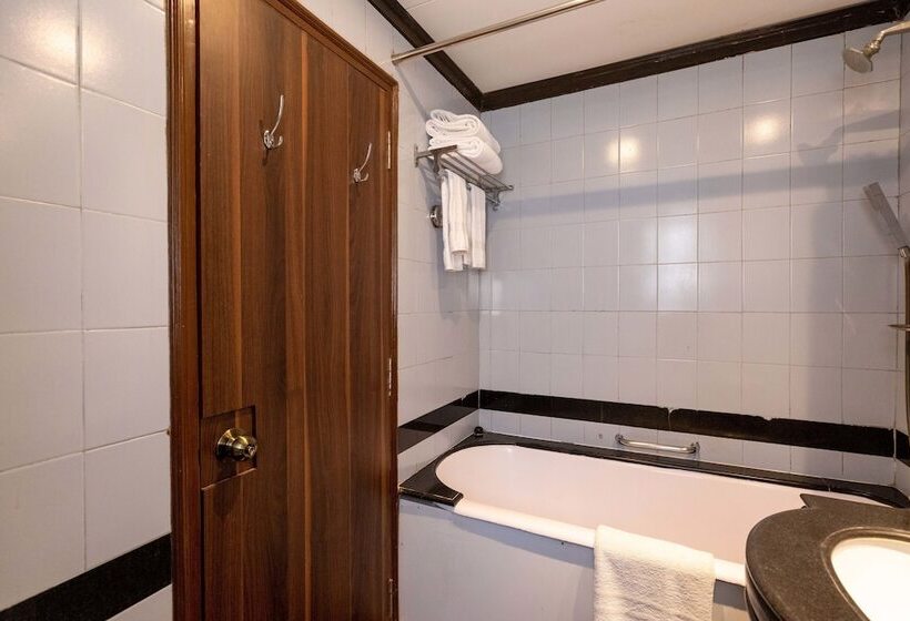 סוויטה משפחתית, West End