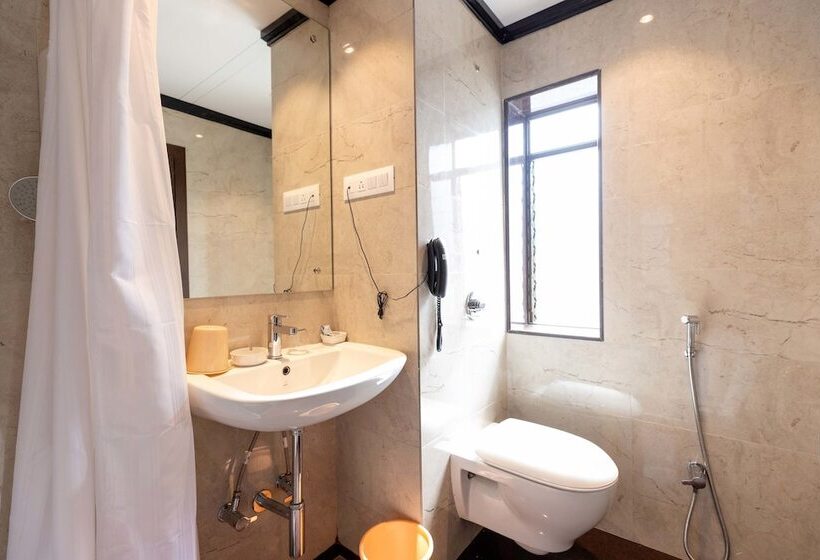 סוויטה משפחתית, West End