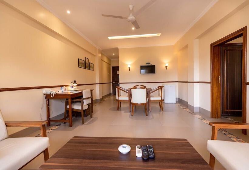 סוויטה משפחתית, West End