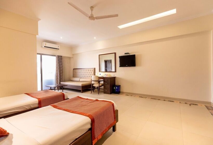 חדר אקונומי לשלושה, West End